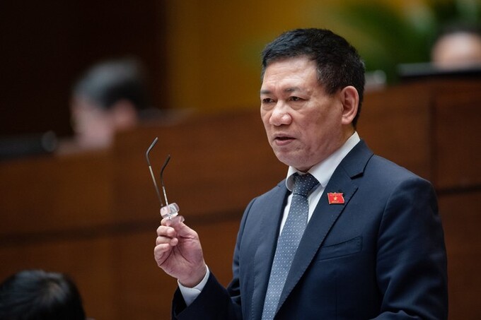 Bộ trưởng Bộ Tài Chính Hồ Đức Phớc giải trình, làm rõ một số vấn đề đại biểu Quốc hội nêu.