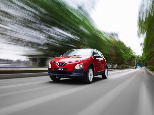 VF 5 Plus gây ấn tượng bởi khả năng vận hành mạnh mẽ với công suất tối đa 100 kW và quãng đường di chuyển hơn 300 km sau khi sạc đầy