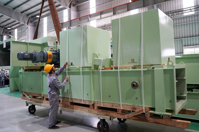 Đóng kiện thiết bị chuyên dụng trước khi xuất khẩu.