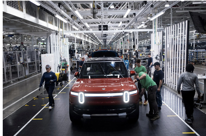 Khoản đầu tư từ Volkswagen cung cấp nguồn tài chính cần thiết cho Rivian, vốn đang gặp khó khăn trong việc mở rộng sản xuất các mẫu xe bán tải và SUV điện của mình