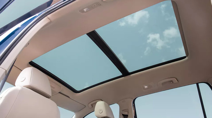 Cửa sổ trời toàn cảnh Panoramic sunroof.