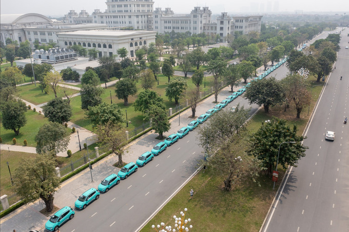 Hành trình di chuyển của gần 50 chiếc Taxi Xanh SM đầu tiên từ Nhà máy VinFast (Hải Phòng) tới khu đô thị Vinhomes Ocean Park (Hà Nội). Ảnh: BNEWS/TTXVN phát