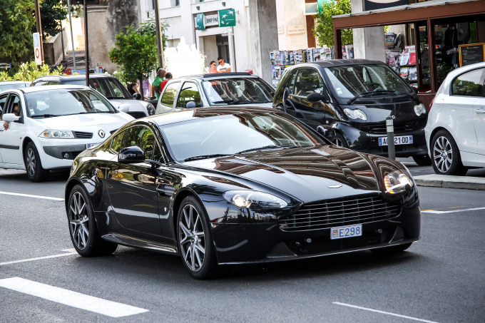 Aston Martin Vantage V12 - một trong những dòng xe chạy động cơ V12 cuối cùng của Aston Martin