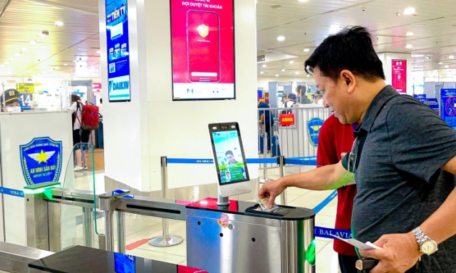 Chính thức việc sử dụng tài khoản định danh điện tử mức độ 2 (tài khoản VNeID) đối với hành khách khi làm thủ tục đi tàu bay.