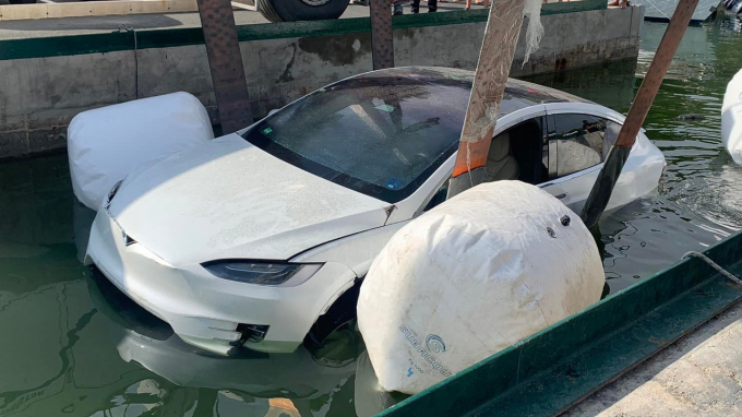 Chiếc xe Tesla Model X được vớt lên sau khi mặt nước ngừng sủi bọt | Ảnh: Autoevolution
