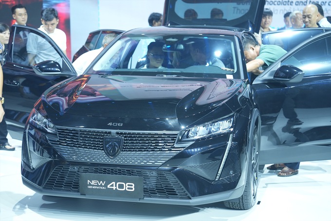 Khách hàng trải nghiệm xe Peugeot 408