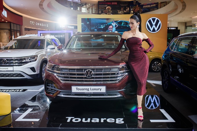 Touareg màu đỏ Malbec Metallic lần đầu tiên được trưng bày tại một TTTM ở TP. HCM.