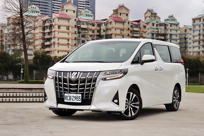 Những dòng xe như Land Cruiser và Alphard tăng mạnh từ 35-45 triệu đồng. Ảnh CTA