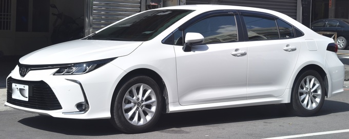 Toyota_Corolla_Altis_(E210)_white_in_Taichung_20210214