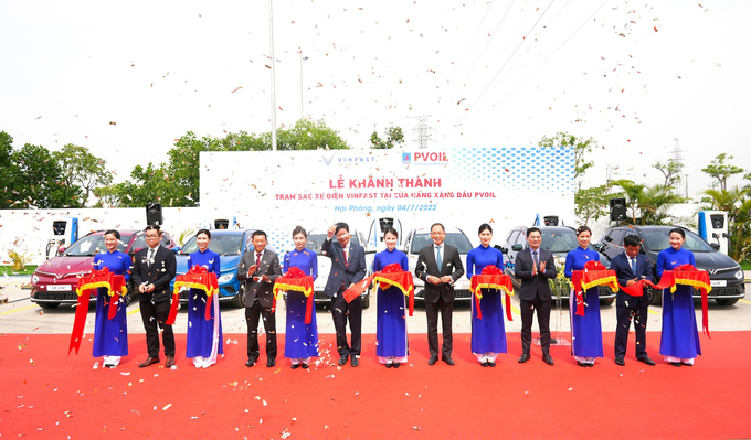 Lễ khánh thành trạm sạc xe điện VinFast đầu tiên tại cửa hàng xăng dầu PV OIL
