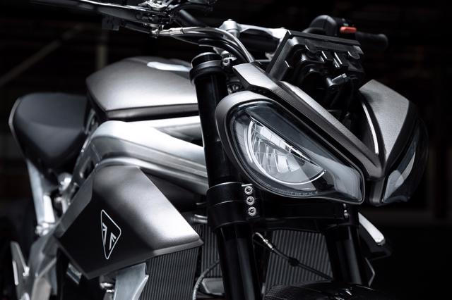 Đầu đèn xe có thiết kế giống với các mẫu Triumph Street Triple và sử dụng công nghệ LED