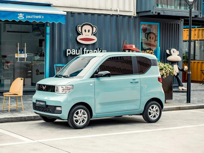 Wuling Hongguang Mini EV là sản phẩm được liên doanh giữa 3 bên, với sự góp mặt của 2 đại gia ngành ô tô tới từ Mỹ và Trung Quốc là General Motors, chủ sở hữu thương hiệu Chevrolet, Cadillac, Buick và GMC cùng BAIC, chủ sở hữu thương hiệu MG và Roewe.