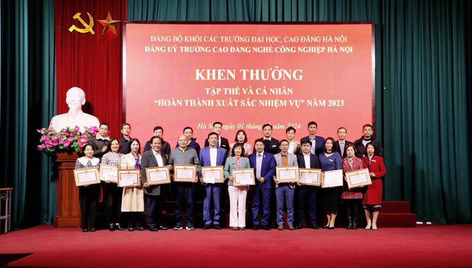 Trường CĐNCNHN khen thưởng cho các tập thể, cá nhân
