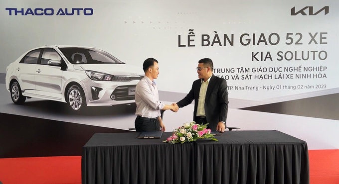 Đại diện THACO AUTO KHÁNH HÒA (bên phải) và Trung tâm Giáo dục Nghề nghiệp Đào tạo và Sát hạch lái xe Ninh Hòa (bên trái) tại lễ bàn xe