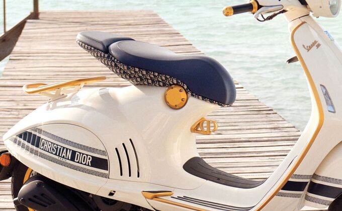 Móc treo đồ mang chữ C và D của tên thương hiệu Christian Dior. Ảnh SietaNotas