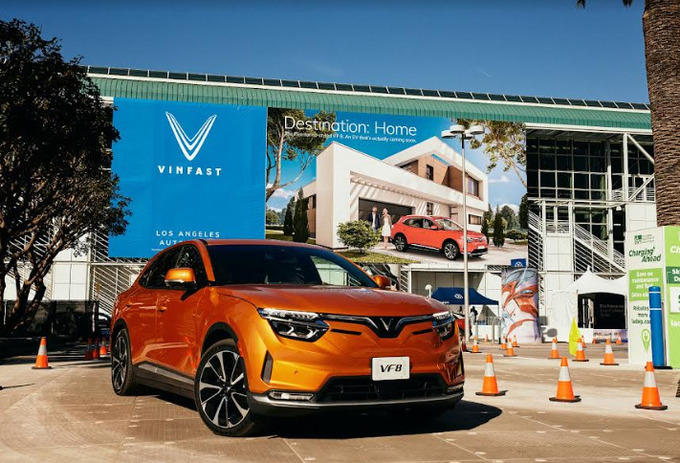 Các mẫu VF 6, VF 7, VF 8 và VF 9 sẽ được tích hợp sẵn khả năng kết nối với mạng T-Mobile và kích hoạt các dịch vụ như quản lý xe từ xa, xem các chương trình trực tuyến hoặc chơi game trên xe,...