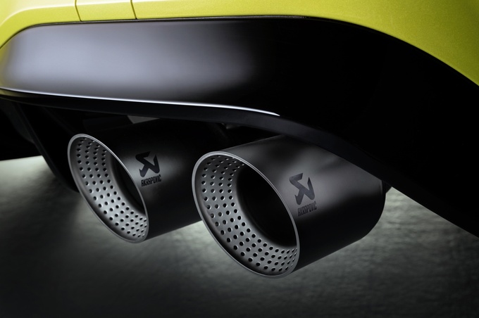 Hệ thống ống xả R Performance từ Akrapovič với bộ phận giảm thanh phía sau bằng titan