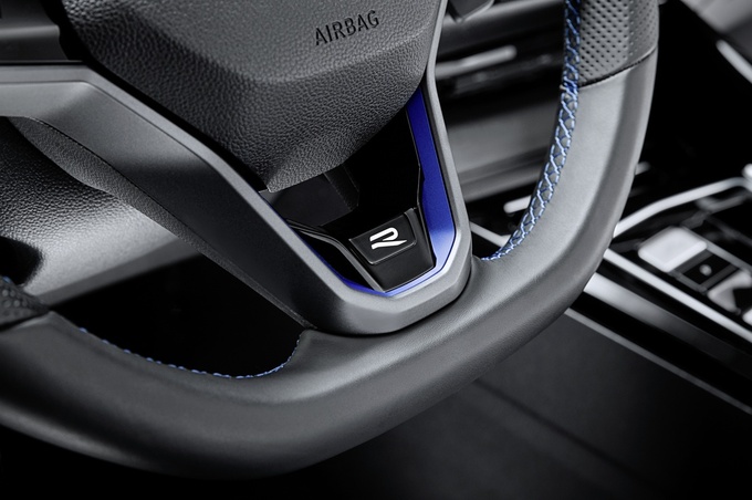 Golf R 333 Limited Edition còn được trang bị túi khí trung tâm (phía trước) và hệ thống camera quan sát phía sau. Hệ thống từ Harman Kardon với 8+1 loa và tổng công suất 480 W cung cấp âm thanh hoàn hảo trong nội thất.