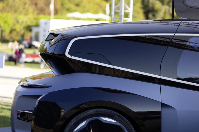 Mặc dù tập trung nhiều vào cabin, VW cũng đã cân nhắc đến việc ngoại thất cũng có thể tác động đến trải nghiệm bên trong. Do đó, các cửa sổ được thiết kế để hành khách có tầm nhìn ra ngoài nhiều nhất bất kể ở vị trí nào