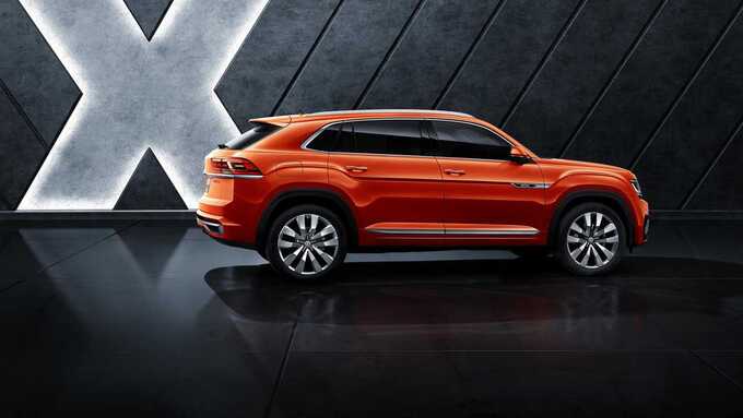 Volkswagen đã bổ sung vô lăng đáy phẳng thể thao mới, các chi tiết ốp trang trí cũng như cửa gió điều hòa khác biệt và bộ pedal bằng thép không gỉ cho Teramont X. Ảnh Volkswagen