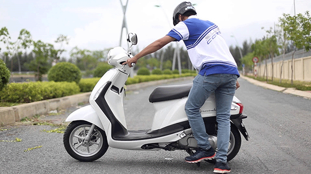 Về biện pháp khắc phục, khi đề, đạp máy liên tục nhưng máy vẫn không nổ được thì nên ngừng khởi động máy, đồng thời, khóa xăng xe lại, vặn tay ga lớn, khởi động thêm một vài lần