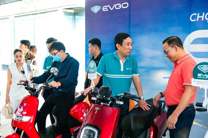 Giảm đốc Hoàng Mạnh Tân trực tiếp giới thiệu mẫu xe điện EVGO cho khách hàng