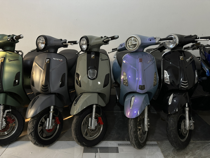 Cơ sở này chủ yếu bày bán các dòng xe máy điện cũ được độ lại, mang nhãn hiệu và kiểu dáng tựa xe Vespa.