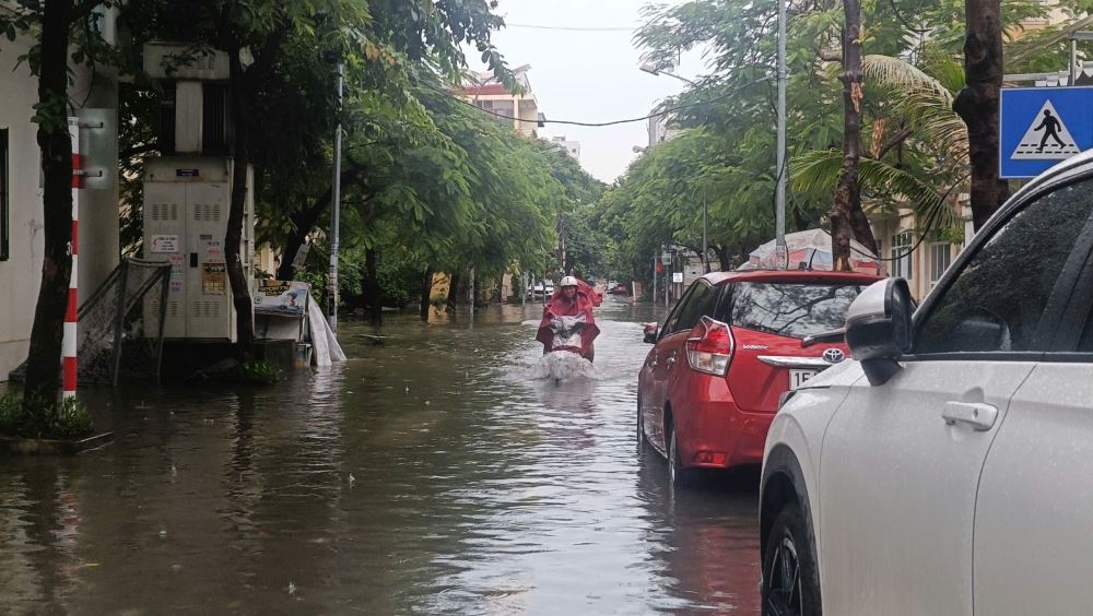 Mưa lớn kết hợp triều cường, nhiều tuyến đường ở Hải Phòng ngập cục bộ
