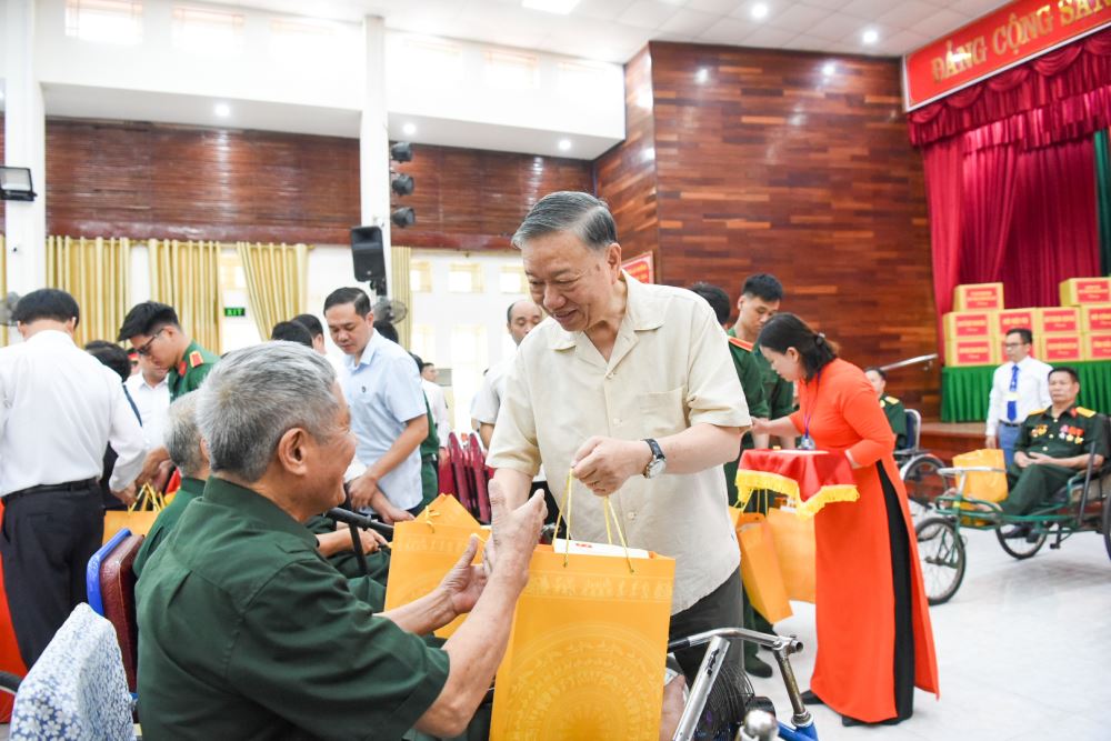 Tổng Bí thư, Chủ tịch nước Tô Lâm thăm và tặng quà các thương bệnh binh ở Bắc Ninh