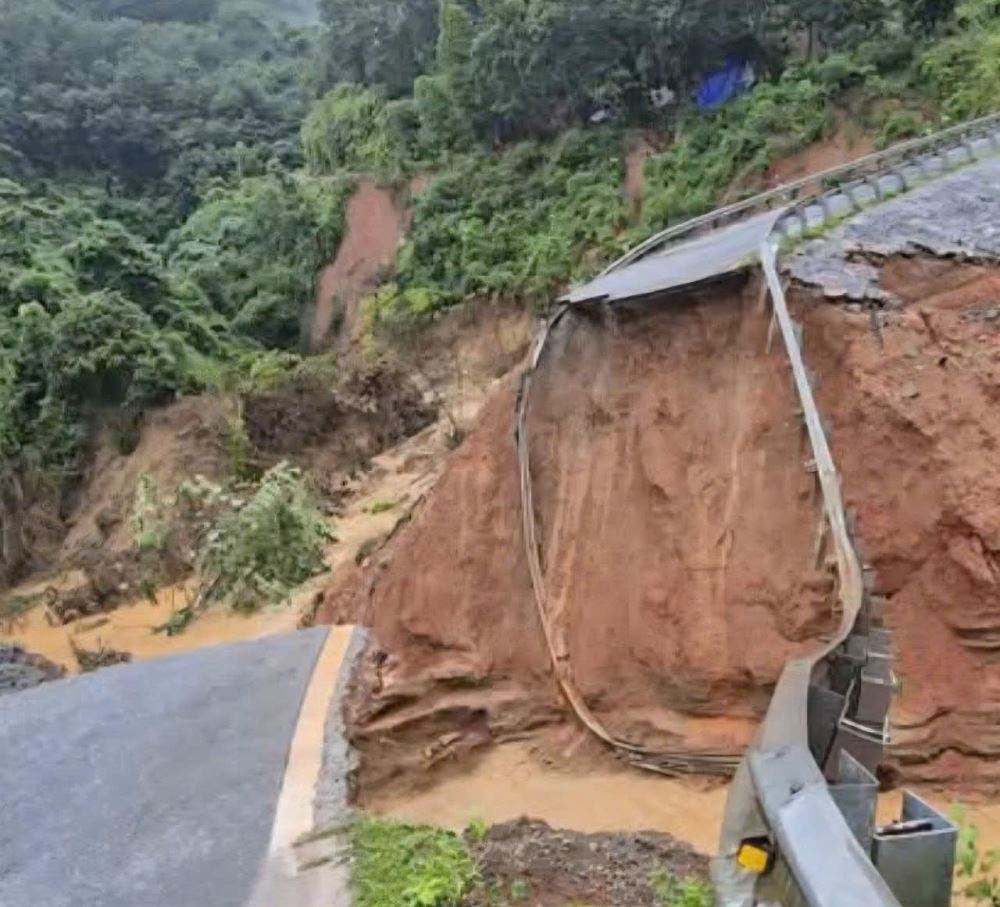Lai Châu: Mưa lớn gây đứt nền đường Quốc lộ 12, giao thông bị chia cắt